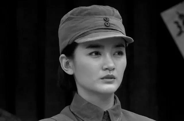 楚青把情书撕掉,两次拒绝了粟裕,结婚后变得崇拜丈夫