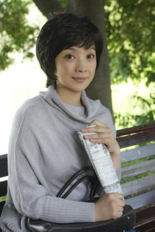 张嘉译和爱妻同框变暖男 妻子白衫黑裙显朴素 低调的模范夫妻