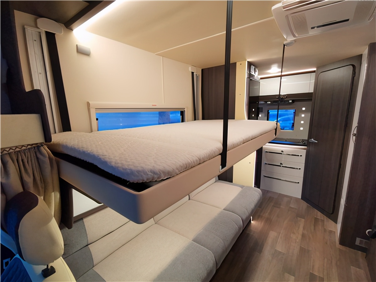 最新款铂驰侧拓展依维柯房车意大利设计大师亲自操刀