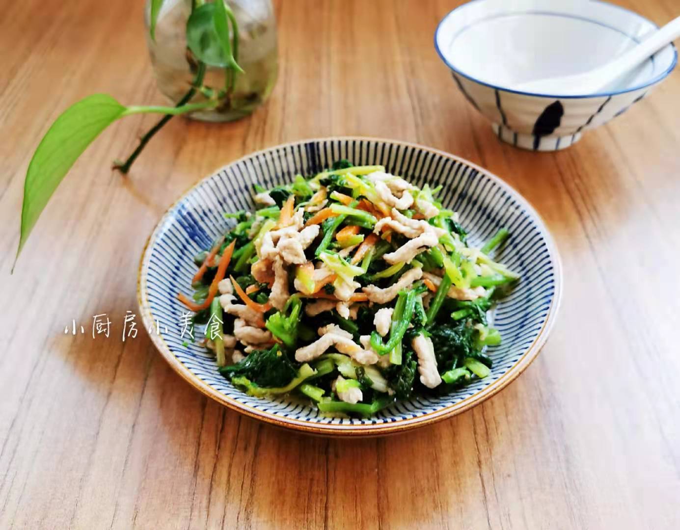 炒芹菜怎么做好吃不苦 1467ff1117614e82b3cafb79b3ebc298.jpeg