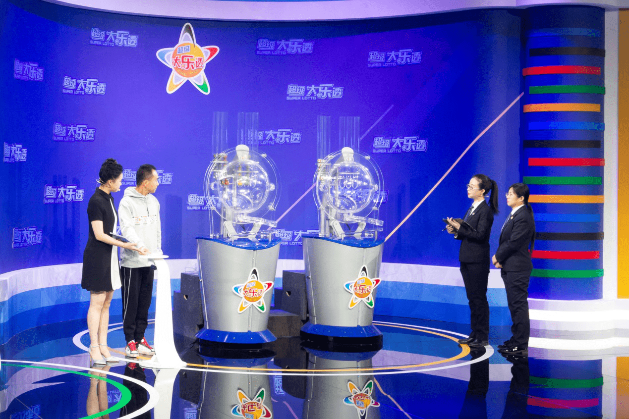 陈印泉启动大乐透摇奖机