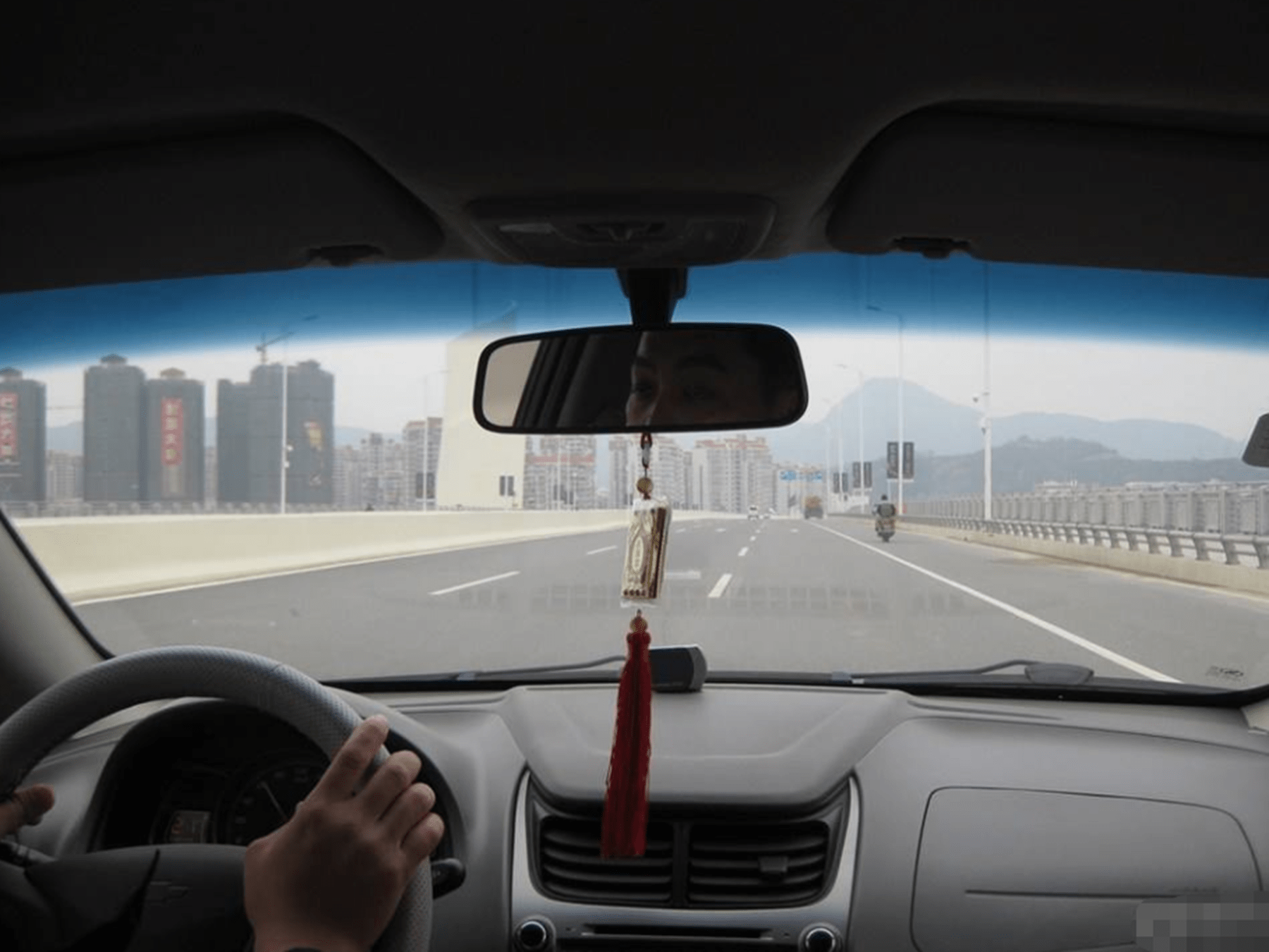 宝马女司机油门当刹车一脚下去让汽车悬空网友真上天了