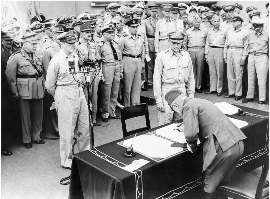 1945年9月2日,东京湾,日本代表在投降书上签字