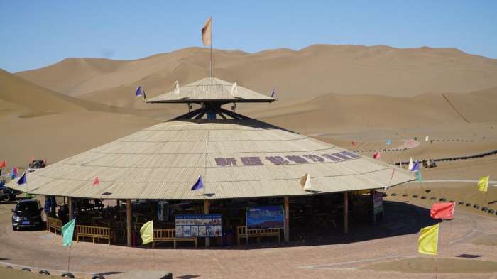 世界上唯一与城市零距离接触的沙漠，被称城中的沙漠，就在新疆
