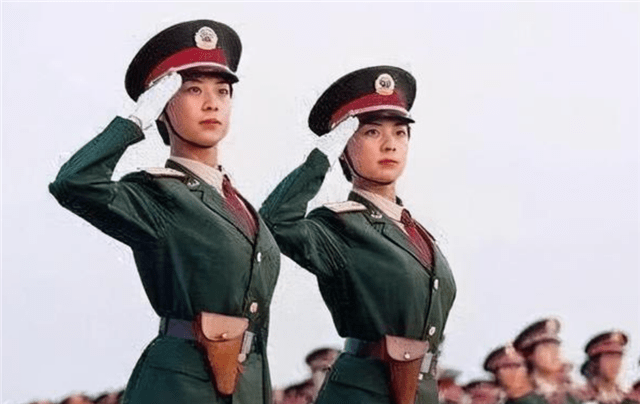 最美双胞胎女兵:曾在99年阅兵仪式上红遍全国,后都嫁给了军人