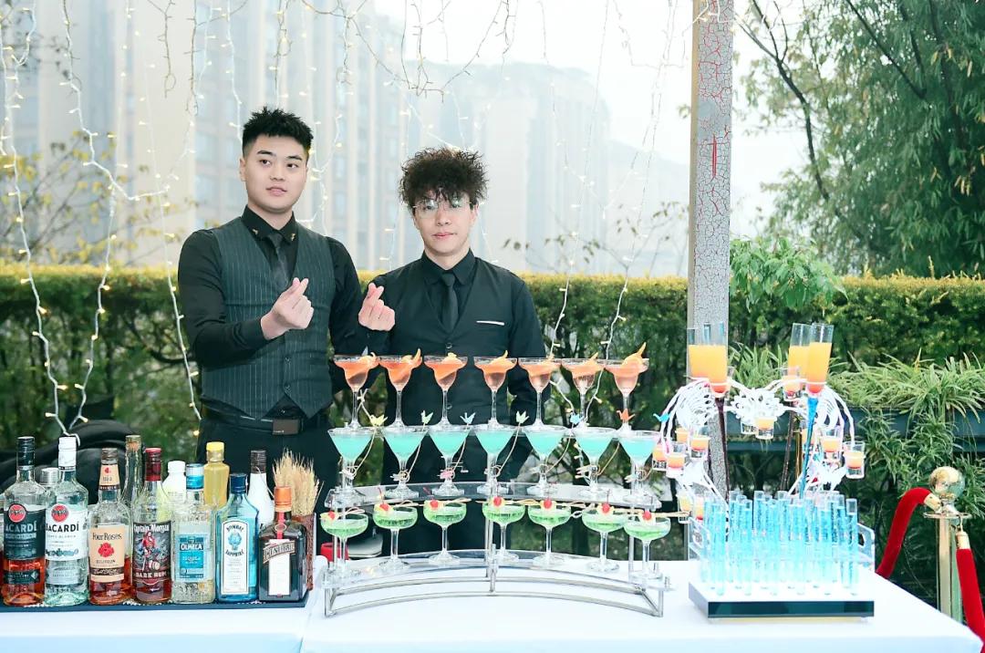 浪漫户外调酒与其说户外活动要的是热闹,倒不如说,这是当下人们正在