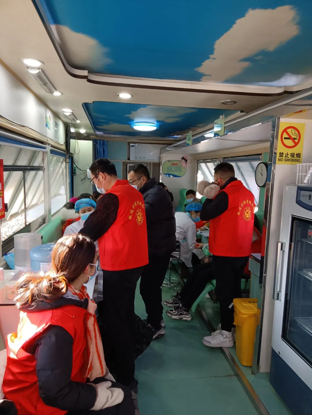 邓州市致远实验学校党支部组织全体党员教师自愿参加义务献血活动