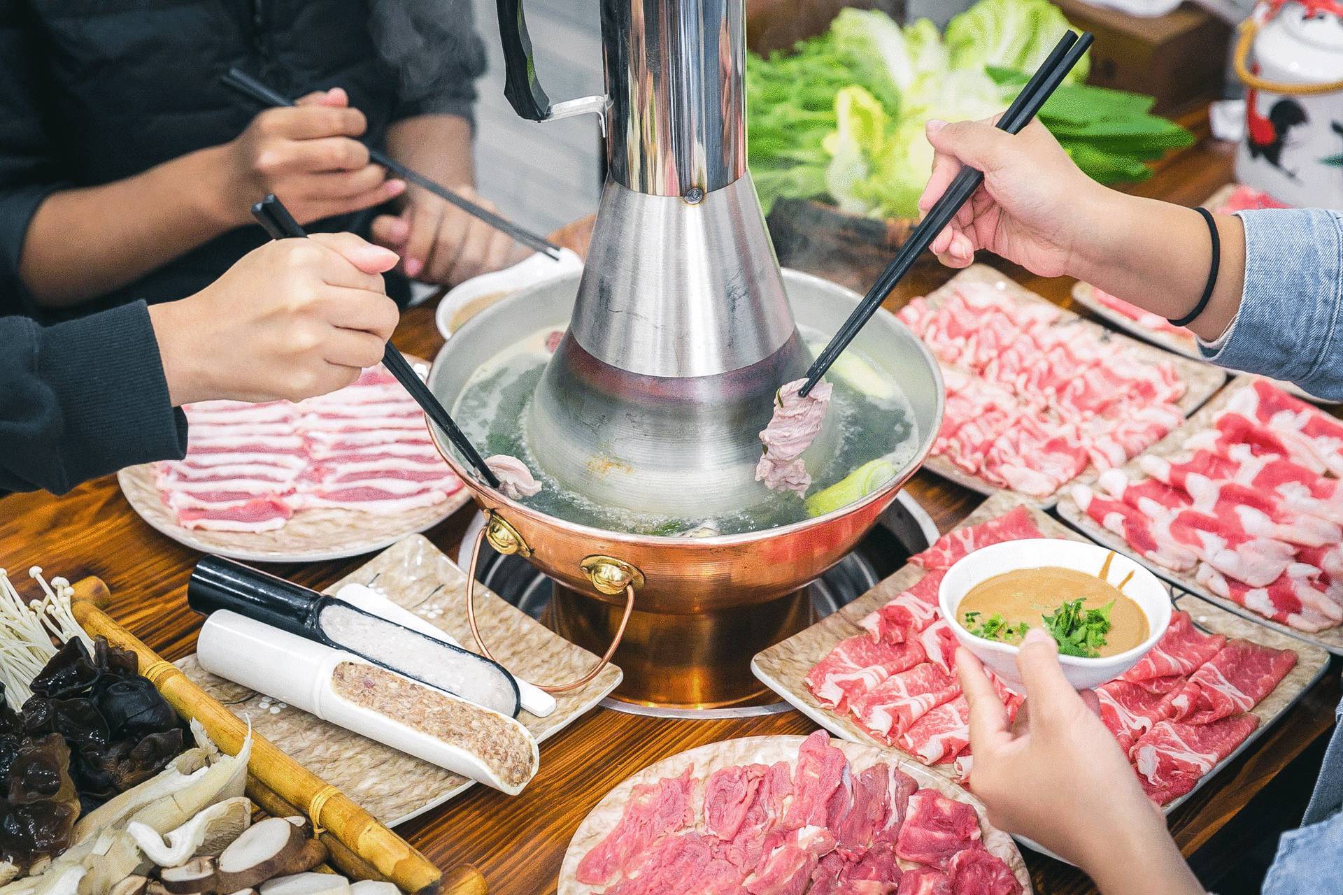 因为饮(náng)食(zhōng)习(xiu)惯(sè),"涮羊肉"也成了大家最普遍的