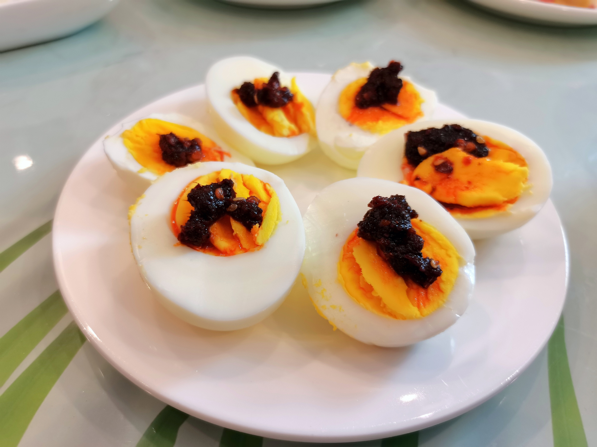 8,煮鸡蛋: 鸡蛋煮熟后切开,再放上香辣牛肉酱,吃起来香辣美味.