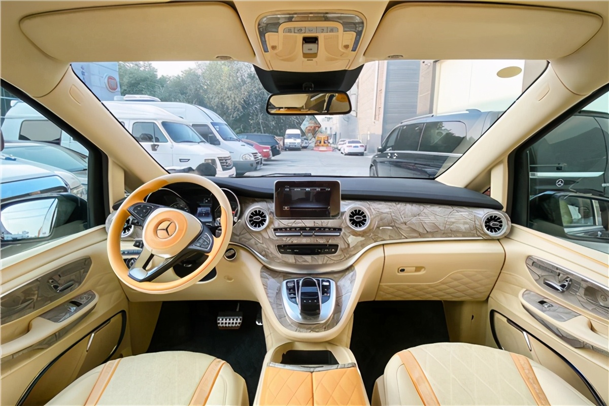 全新奔驰v260升级版内饰基本向上s级高端商务轿跑看齐,中控台的豪华