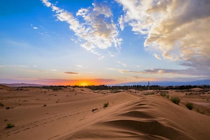 世界上唯一与城市零距离接触的沙漠，被称城中的沙漠，就在新疆