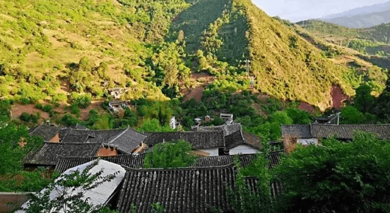 云南藏在深山里的千年古镇，因一道美食而闻名，毫无现代建筑痕迹