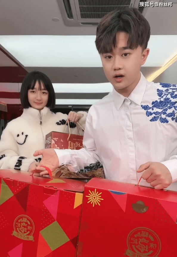 除此之外,赵梦澈还与辛巴团队另一位成员徐婕是恋人关系.