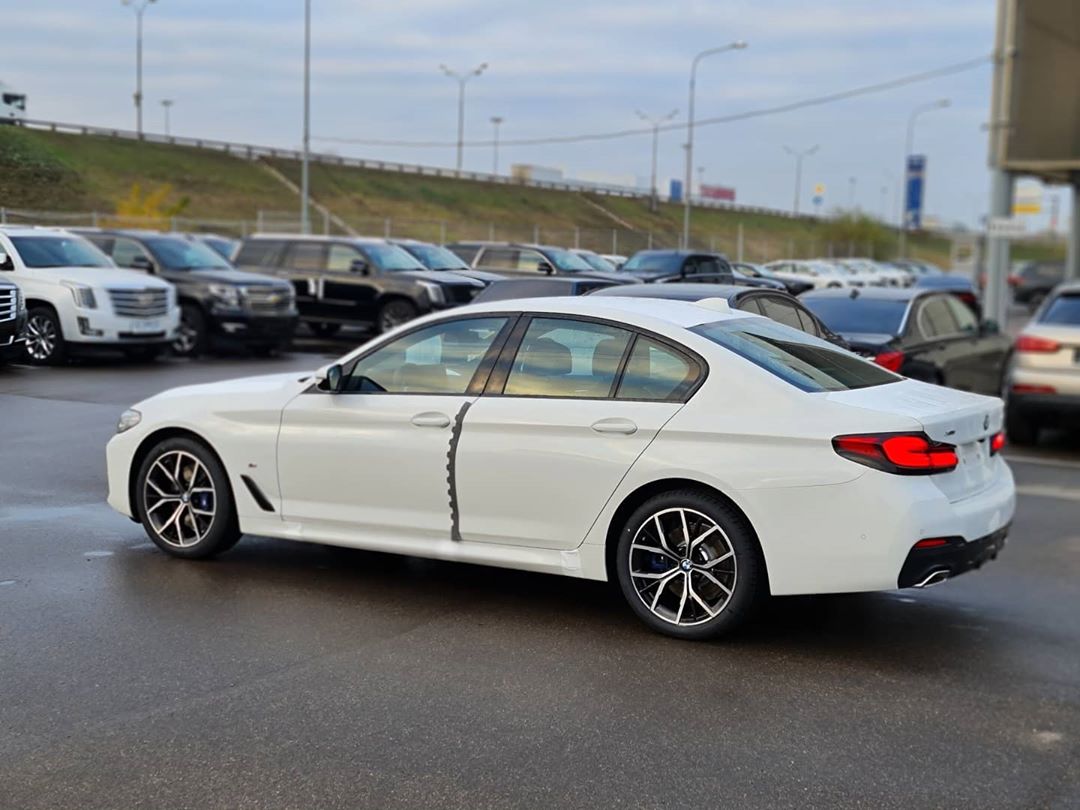 真带劲峰值扭矩为650牛米新款宝马530d实车