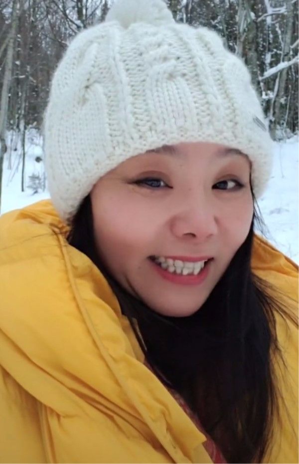 龚琳娜晒素颜照,干瘪眼纹又多,但起码她敢展示自己真实的容颜!