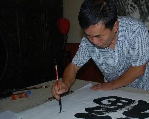 何庆魁的书法堪称一绝不但剧本写得好而且书法一流笔墨稳重