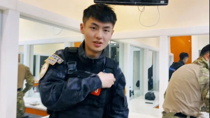 特警小哥撞脸刘昊然,颜值高身材备受追捧,肌肉力量完全不输