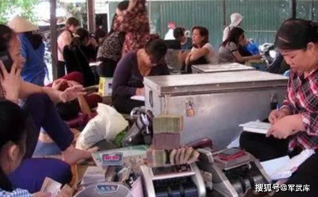 越南一怪异现象，当众在街头摆放大捆人民币，为何没人敢去抢？