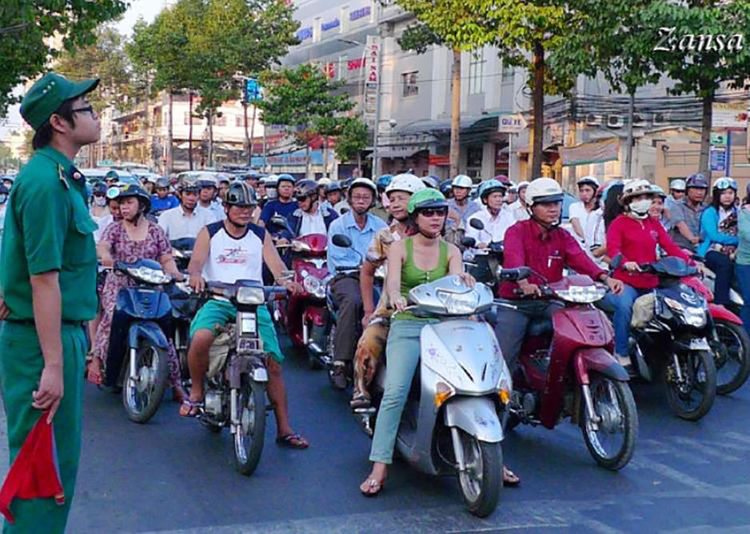 越南现万能摩托车 网友：简直就是神车