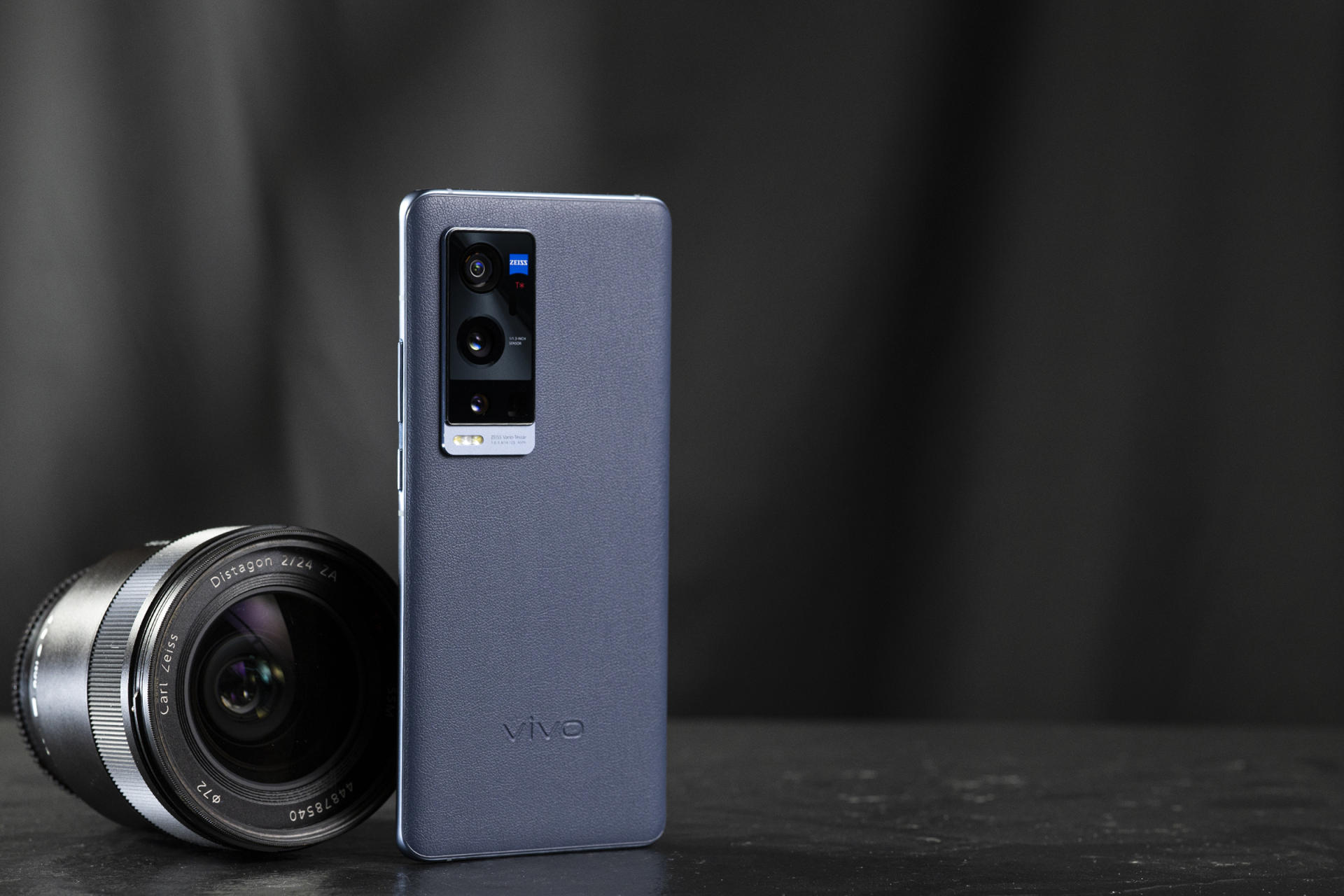 这次vivo x60 pro 在外观上使用了素皮作为后盖的材质,相比玻璃材质