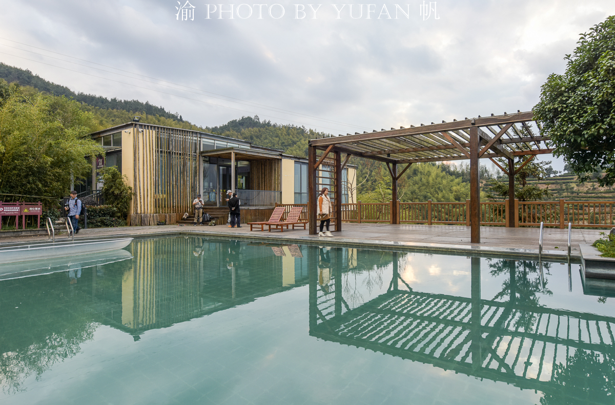 赣南山区的网红景点,虔心小镇的无边泳池,冬天也能拍大片