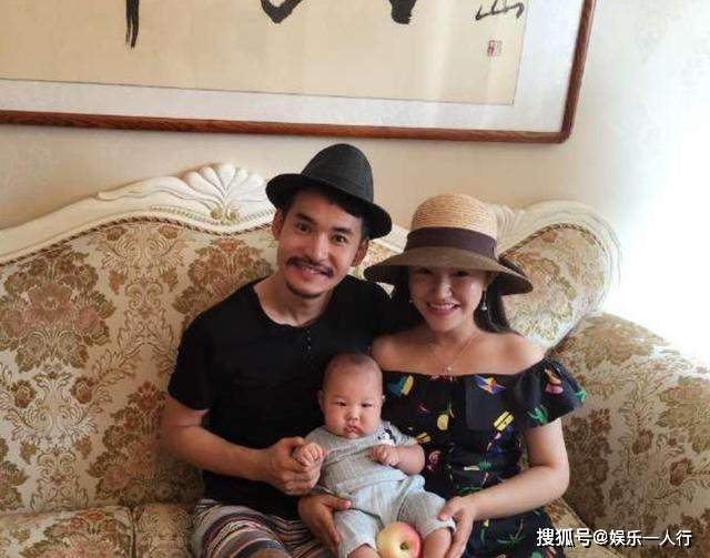 文松晒出自己住的豪宅,在家弄个纯欧式装修,看来是老婆的主意