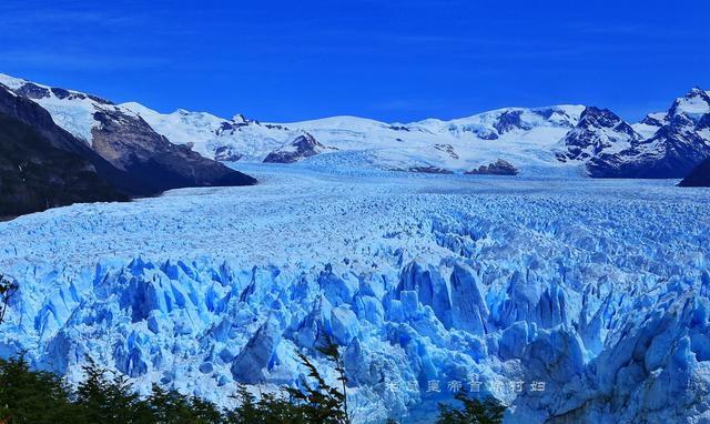 世界罕见活冰川：海拔仅200，20层楼高日进30厘米，天天崩