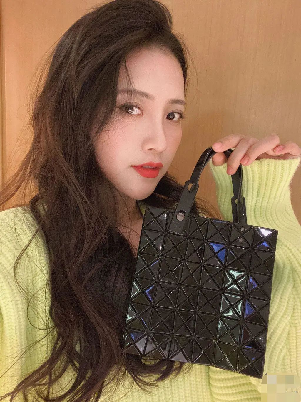 包文婧绿洲晒美照针织衫牛仔服随性切换风格多变发型值得借鉴