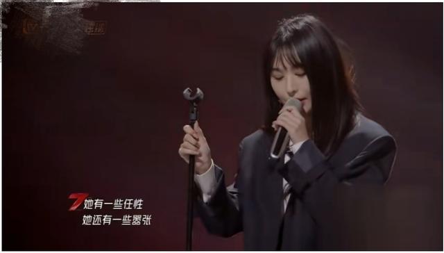 李菲儿与黄晓明同框显大方,情路不顺拼事业_相光耀