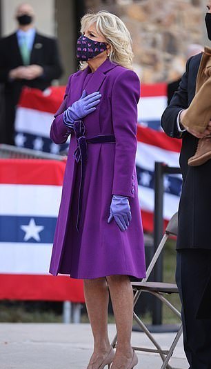 原创美国新第一夫人时尚语言太强大一身紫色致敬杰奎琳完胜啊