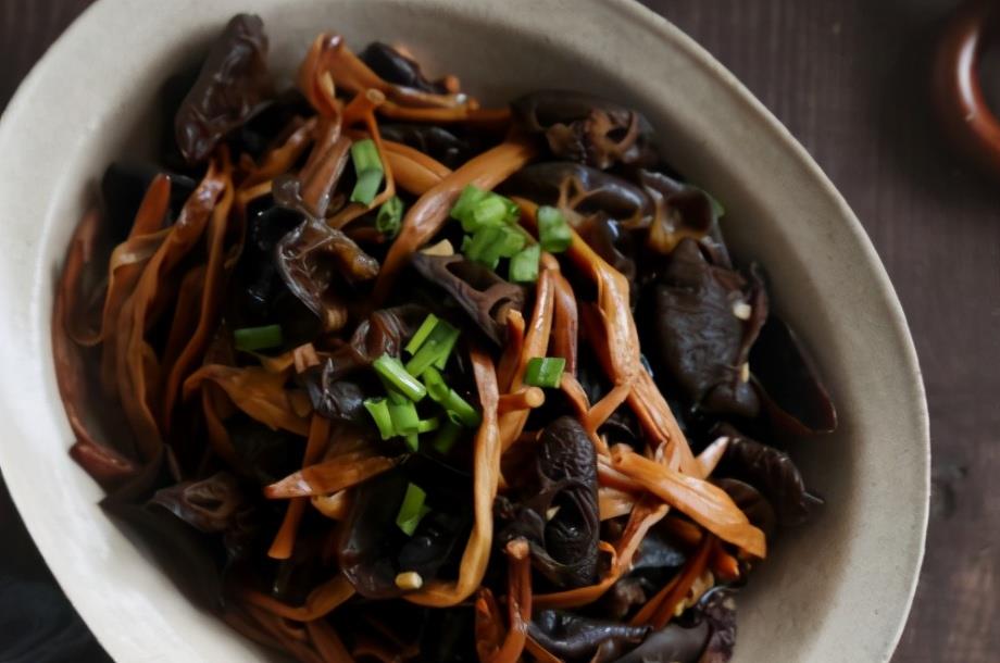 冬天黄花菜和木耳是绝配炒一炒比肉营养更美味我常给孩子吃