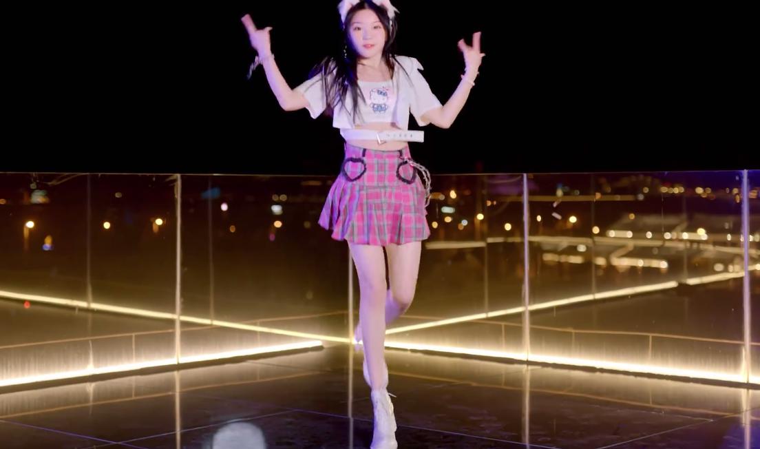 光这一份大冬天光腿跳舞的勇气就让很多人汗颜,更别说欣小萌自己在