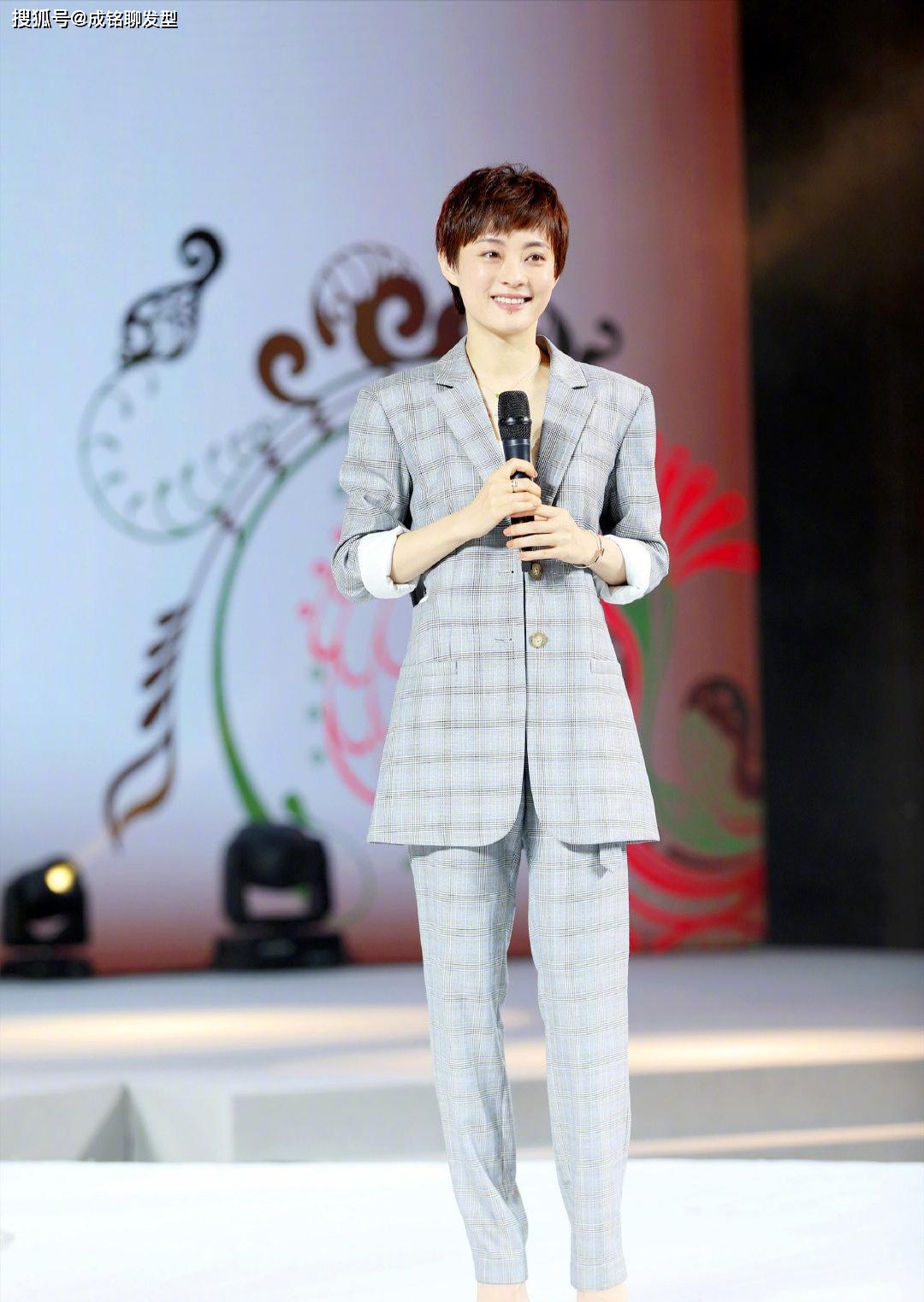 孙俪又剪短头发了宽松卫衣配牛仔清新又活力时尚减龄有女人味