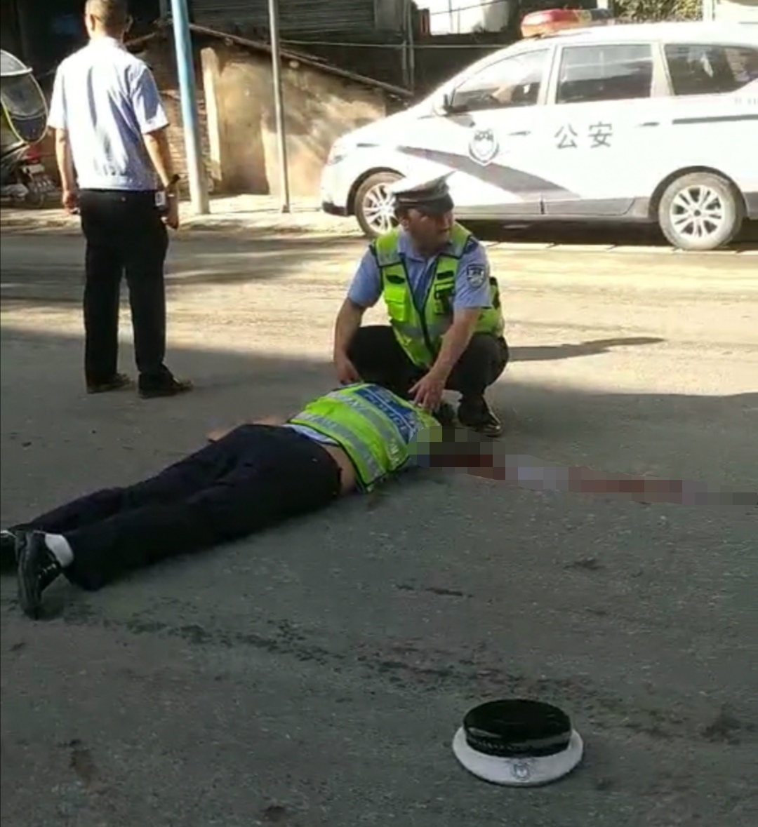 被撞交警頭部受傷,流了很多血,地面上有一道好幾米長的血跡,交警的