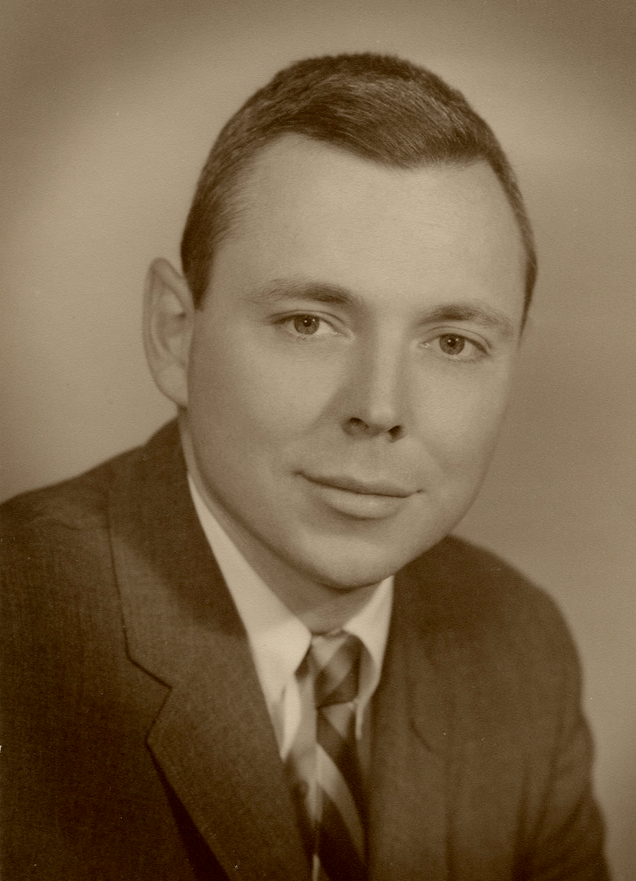 年轻时的芒格芒格出生于1924年,比巴菲特大6岁,俩人小时候的家只隔几