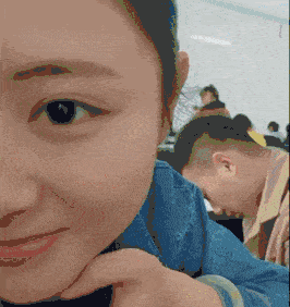 原创
开心一刻:小时候家里来客人,老妈炖了只鸡,馋猫的我就围着锅里的鸡转