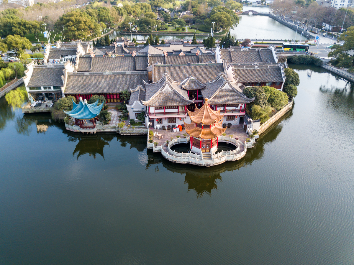 杭州西湖名扬天下，宁波也有西湖，就藏在闹市区