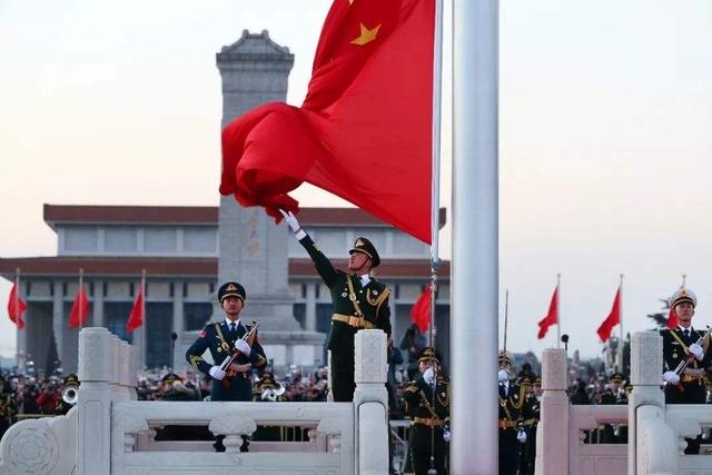 北京最受欢迎的景点是天安门，每天吸引上万人围观看升旗仪式