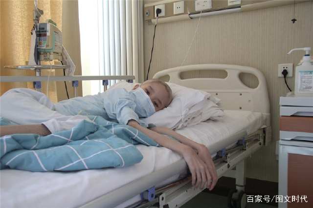13岁血癌少年瘦如骷髅,体重仅剩38斤,笑称自己还没一条鱼沉