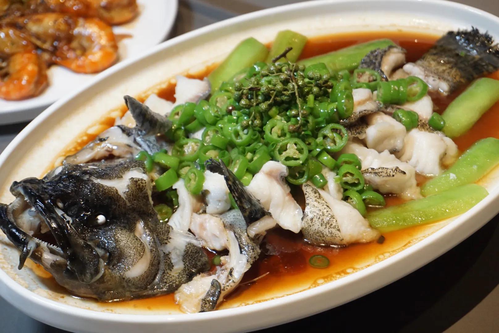 鲜花椒蒸龙胆鱼 龙胆鱼肉质细嫩,新鲜花椒和青椒烹饪,鱼肉鲜嫩中带着