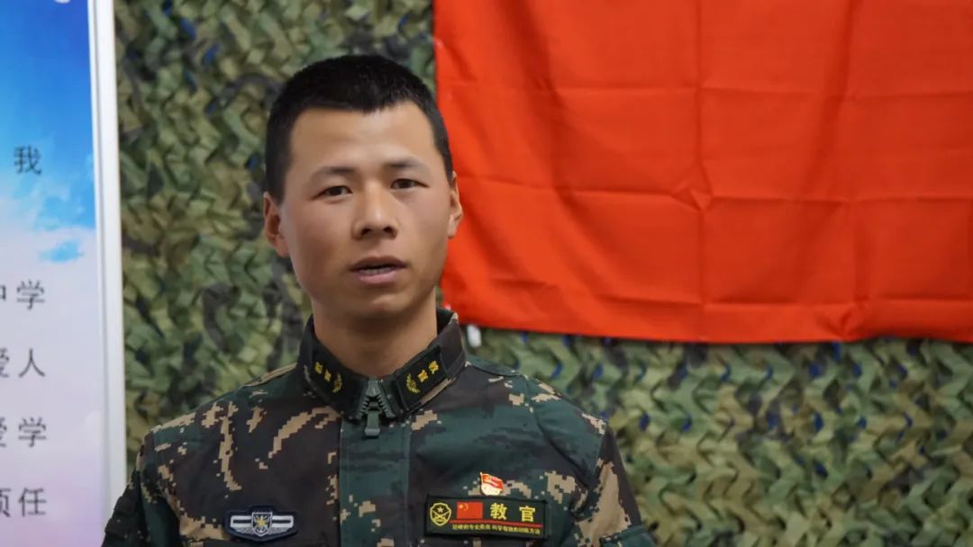 谢坤凭着过硬的军事体能,100进30,成功被选拔进了武警特战队