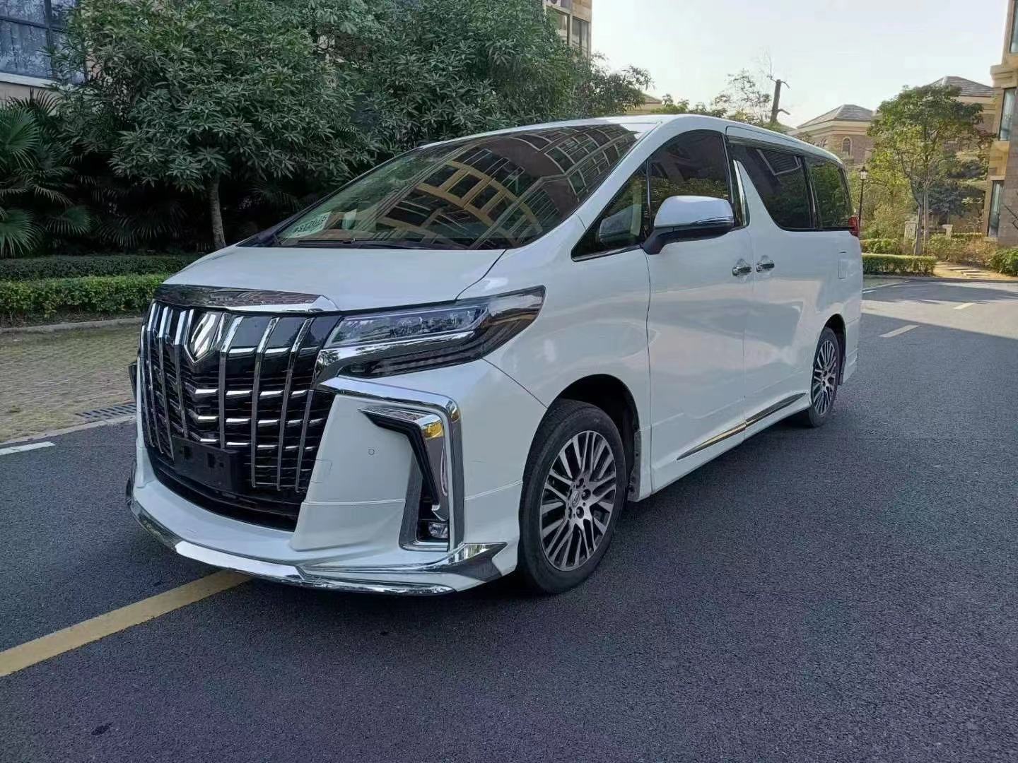 2020款丰田埃尔法售价49万堪称mpv界的王者车型