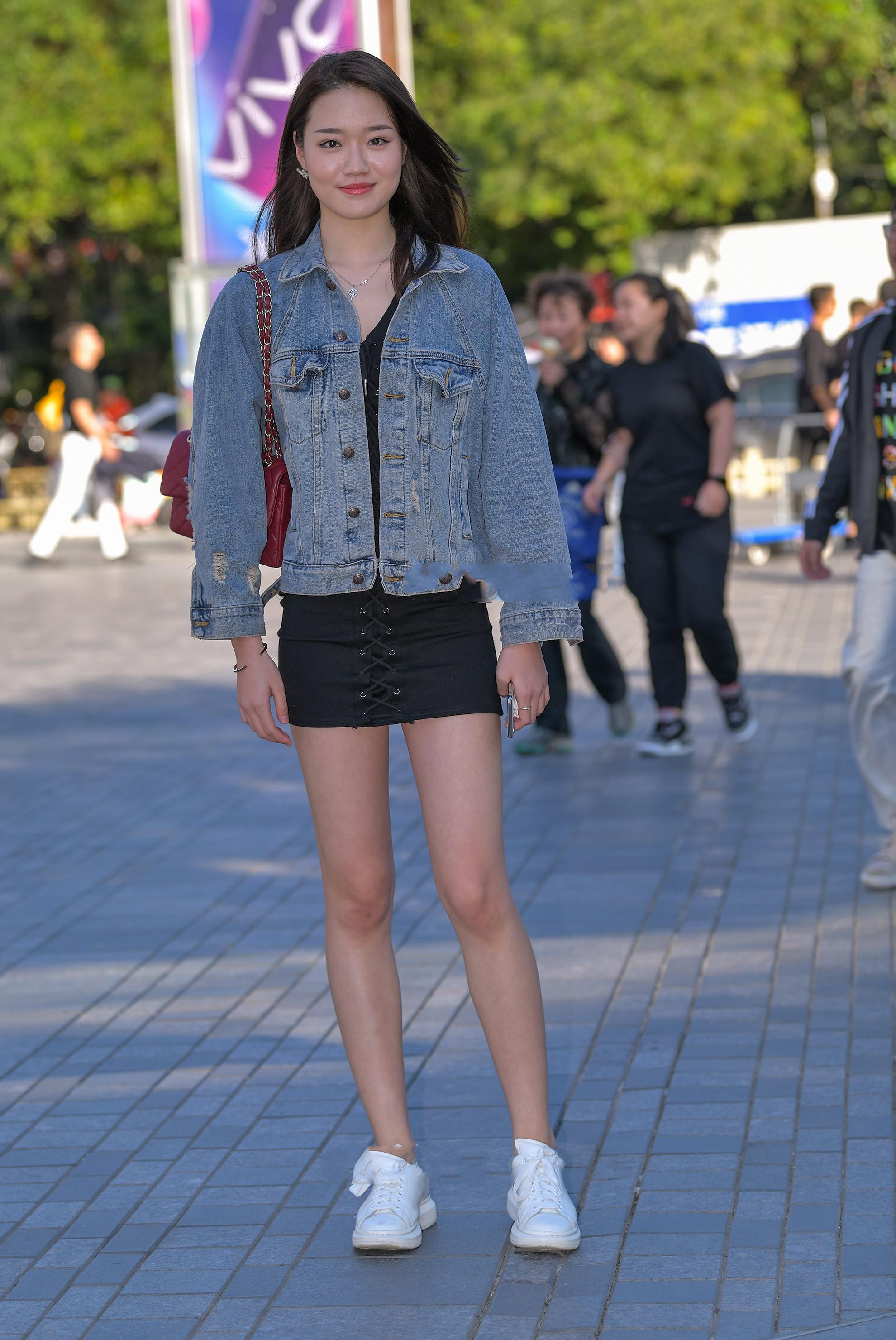 紧身短裙与牛仔衣搭出的是青春与魅力,减龄与时尚并行