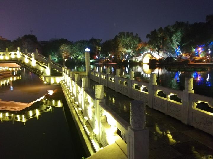 夜游桂林两江四湖，桥是最大的亮点，美得都想走一遍
