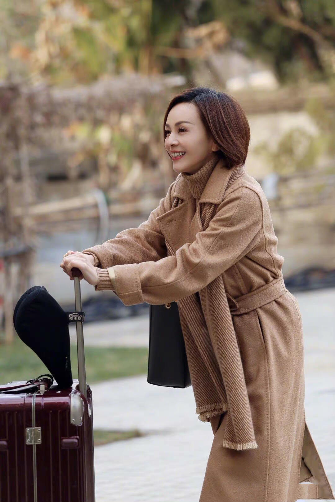 原创50岁的王琳真是冻龄女神穿驼色大衣内搭针织衫减龄又洋气