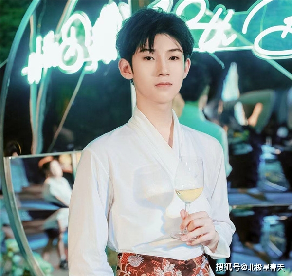 青你3选手杜天宇被曝是皇族成人礼排场大长相酷似王源