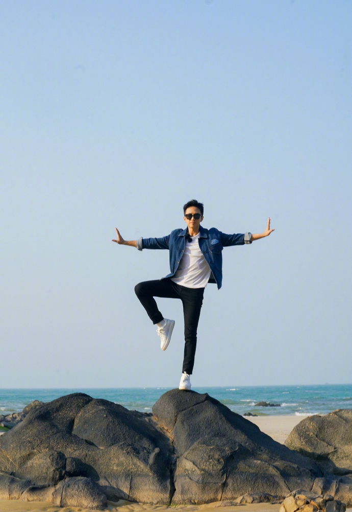 邓超在海边礁石上摆金鸡独立 秀优越平衡感超搞怪