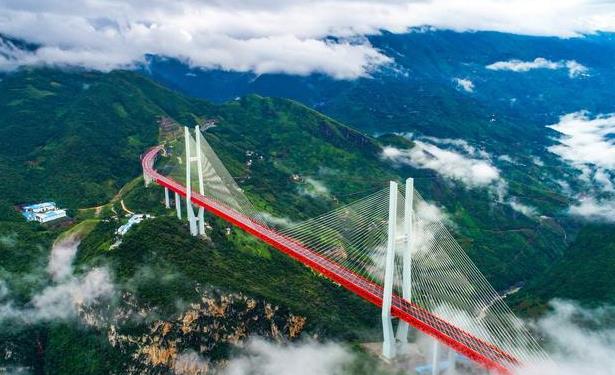 中国耗资超10亿建成的北盘江大桥，全长超1300米，时速80公里