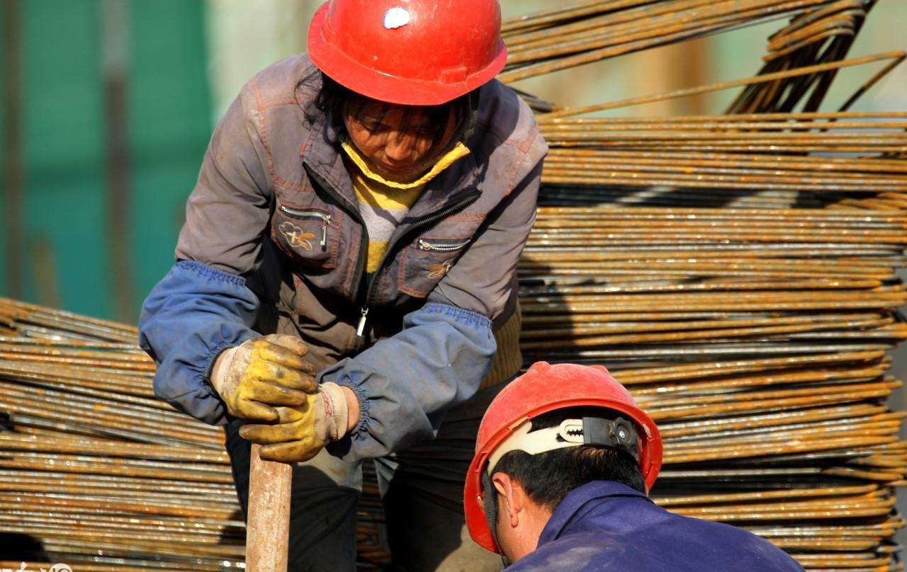 他们肤色黝黑,那是勤劳和汗水的见证,他们双手粗糙,那是辛苦和付出的