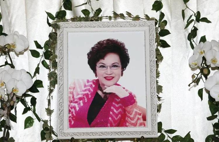 原创老戏骨李香琴葬礼女儿满头白发怀抱遗像蓝颜知己先走不到半年